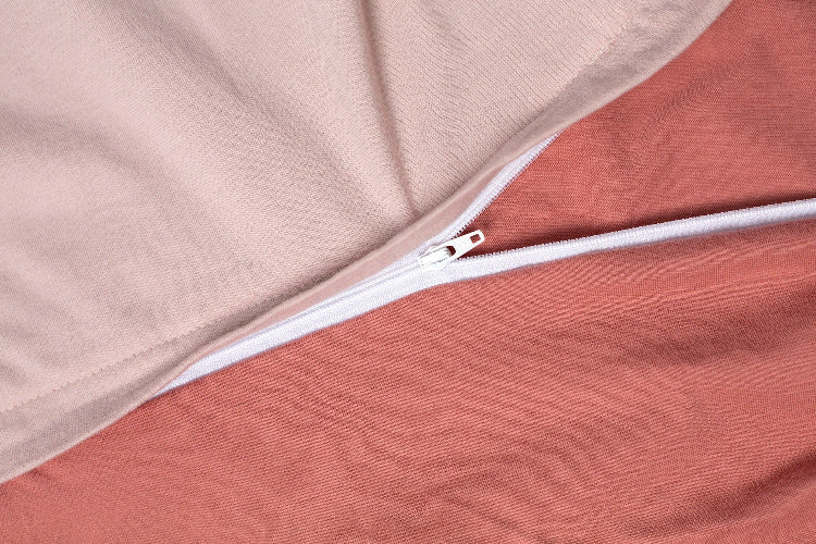 Close-up of It-fits Vintage Rose Dusty Pink Duotone quilt cover, showing a smooth, breathable luxurious jersey fabric with a high-quality zipper